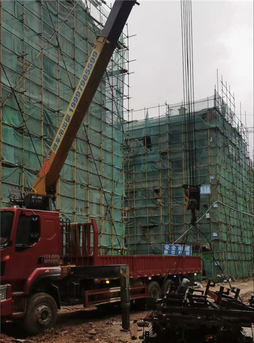 万源市“慢工细活”—— 吊车的 “微动控制” 技术